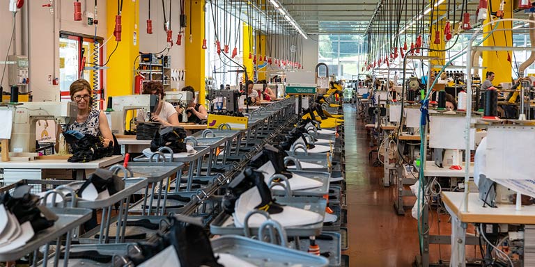 写真：イタリア本社の工場内の様子