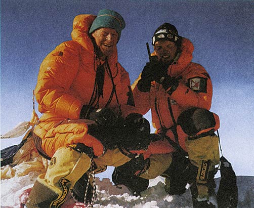 写真：冒険登山家シモンヌ・モローがオリンポス・モンスを履いてエベレスト登頂に成功